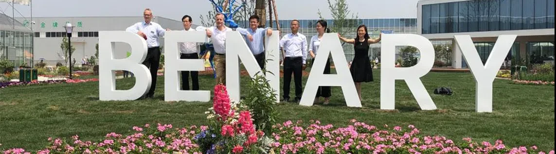 Benary Flower Trials in China, die Offiziellen stehen für das Pressefoto bei großen Buchstaben, die das Wort Benary ergeben