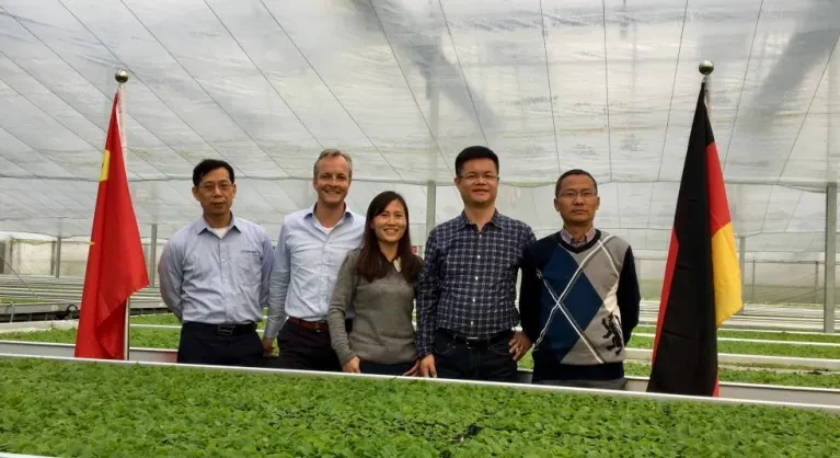 Dr. Matthias Redlefsen mit den chinesischen Partnern von Ican Seed und Jintian Seedling Dr. Matthias Redlefsen mit den chinesischen Partnern von Ican Seed und Jintian Seedling