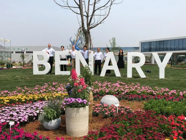 Benary Flower Trials in China, die Offiziellen stehen für das Pressefoto bei großen Buchstaben, die das Wort Benary ergeben