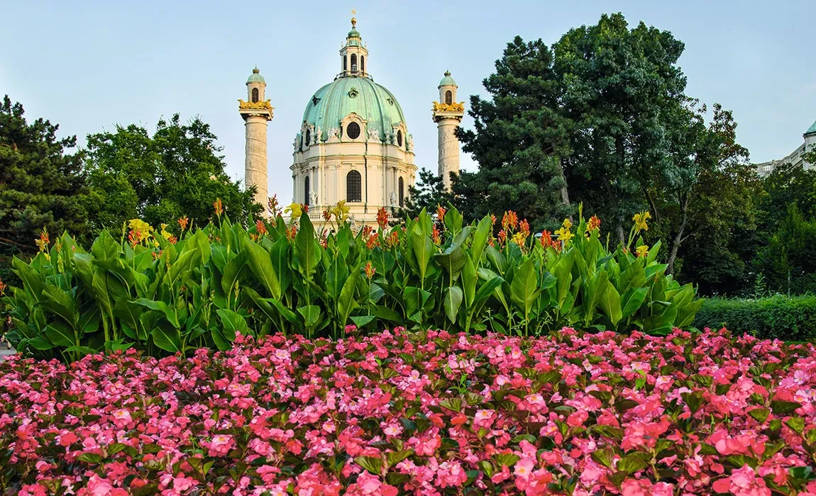 BIG Landschaftsgestaltung vor der Karlskirche in Wien, Österreich