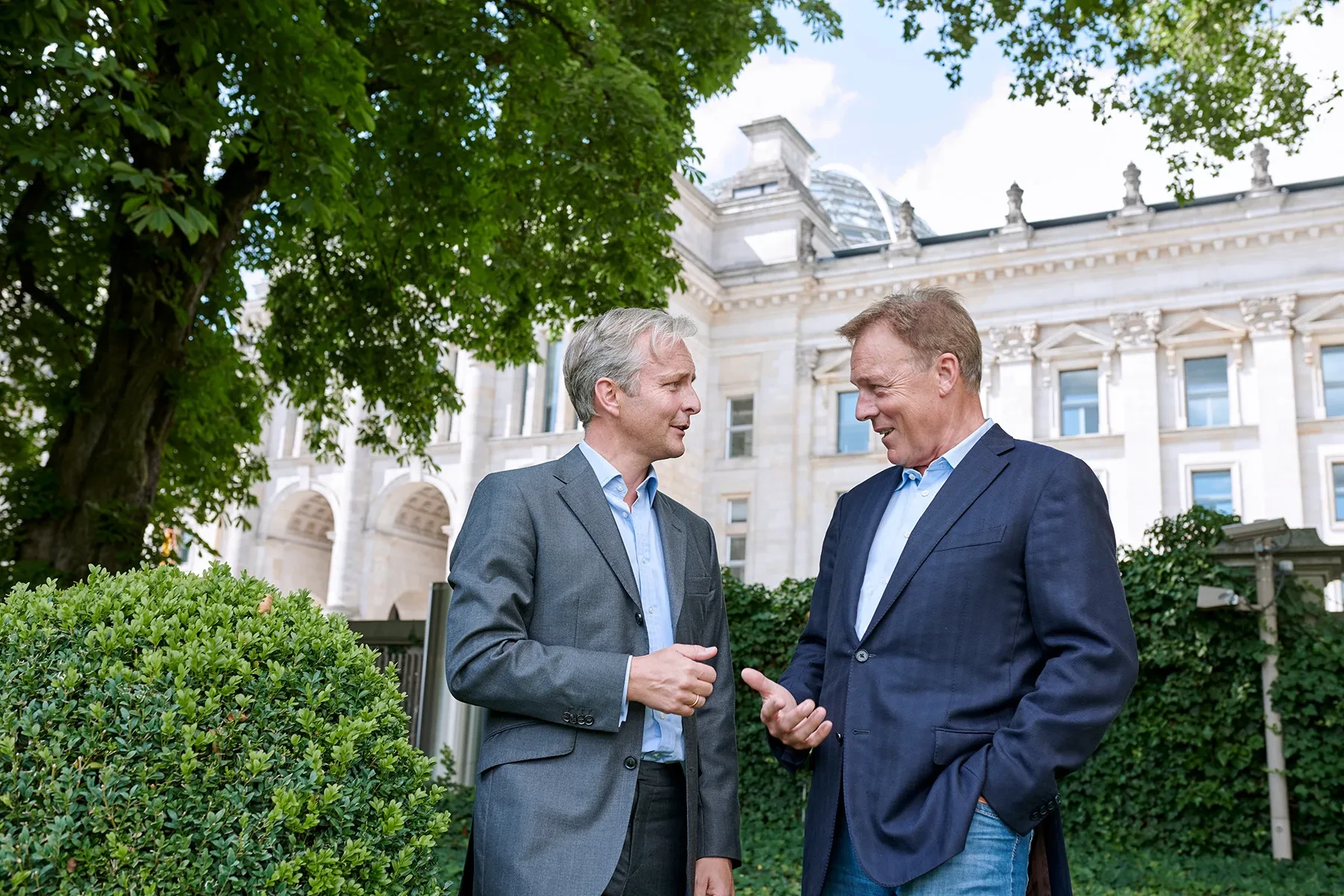 Dr. Matthias Redlefsen, Geschäftsführer Benary, und Thomas Oppermann, Vizepräsident des Deutschen Bundestages, im Garten am Reichstag Dr. Matthias Redlefsen, Geschäftsführer Benary, und Thomas Oppermann, Vizepräsident des Deutschen Bundestages, im Garten am Reichstag