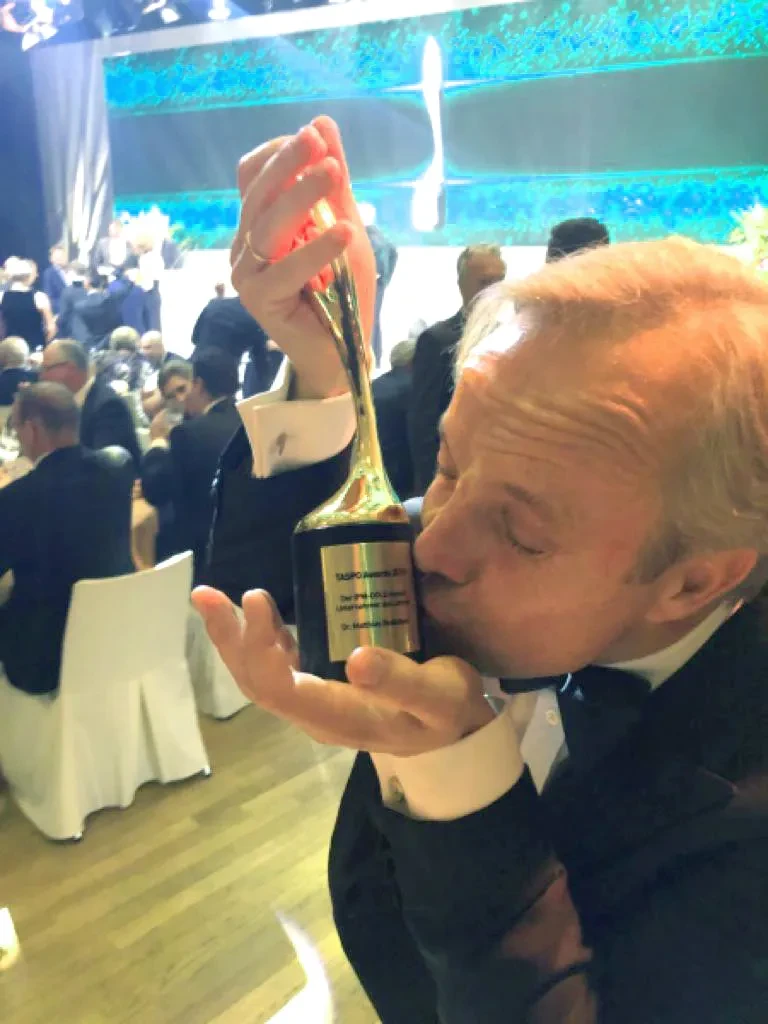 Matthias Redlefsen überglücklich mit dem TASPO Award Matthias Redlefsen überglücklich mit dem TASPO Award